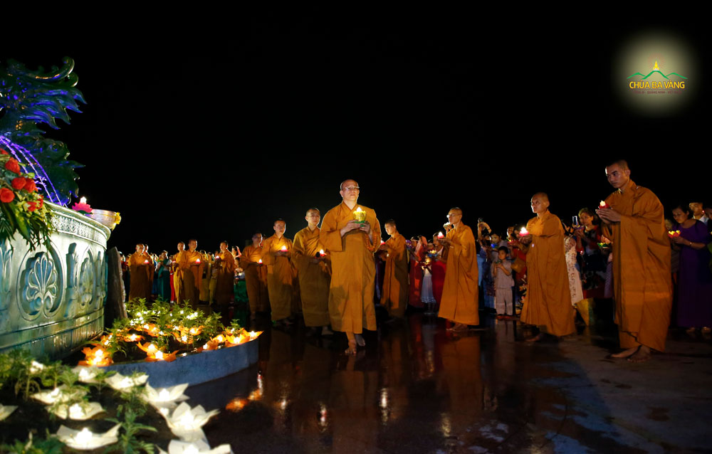 Sư Phụ dẫn đầu đoàn chư Tăng rước đăng nhiễu quanh Bảo tượng Kim thân Phật đản sinh