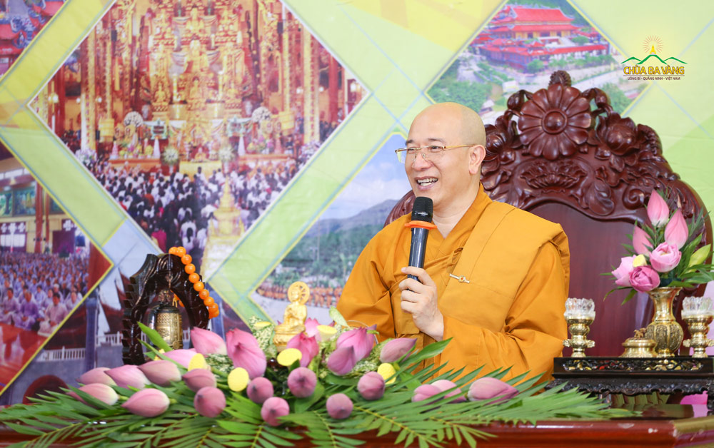 Sư Phụ Thích Trúc Thái Minh đã có buổi chia sẻ với phái đoàn Công ty bảo hiểm AIA về chủ đề “Làm phúc trước khi làm giàu”