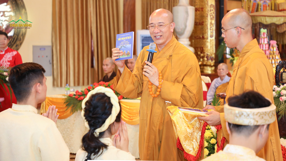 Sư Phụ trao tặng cho các cặp đôi tân lang, tân nương những món quà mang giá trị tinh thần của Phật giáo