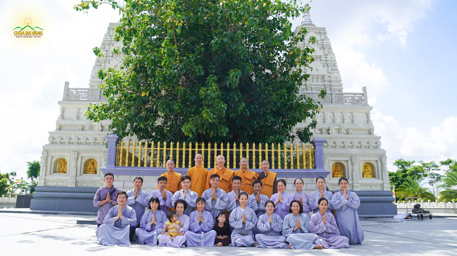 Sư Phụ và chư Tăng chụp ảnh kỷ niệm cùng với các Phật tử trong đạo tràng Trúc Minh tại Thiền viện Trúc Lâm Chánh Giác - tỉnh Tiền Giang