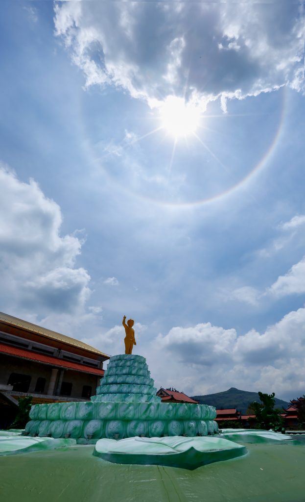 Vầng hào quang được chụp tại tượng Phật đản sinh - chùa Ba Vàng