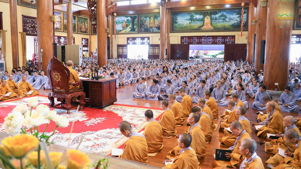 Vào ngày mùng 8, 14 và 30 âm lịch hàng tháng, rất đông các Phật tử về chùa Ba Vàng nghe Sư Phụ giảng Pháp
