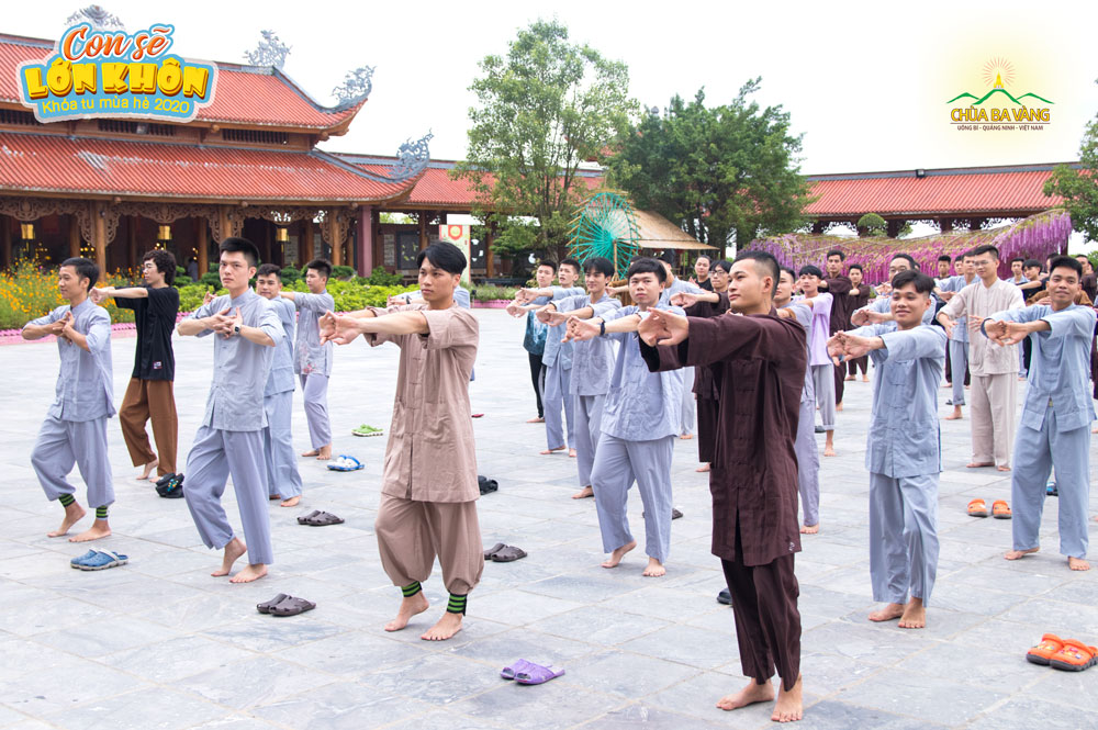 Bạn Tạ Văn Phúc (Đầu tiên bên trái) trong thời khóa tập thể dục buổi sáng tại chùa