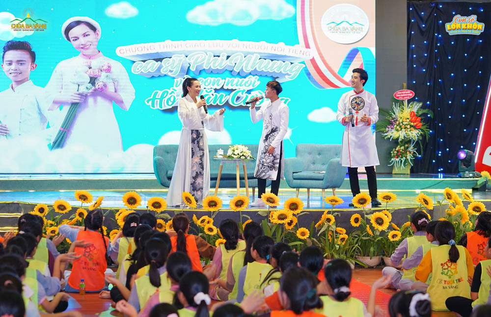Ca sĩ Phi Nhung và Hồ Văn Cường hát gửi tặng các bạn khóa sinh trong buổi giao lưu