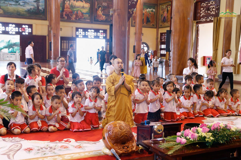 Các em nhỏ được lễ Phật tại ban Tam Bảo chùa Ba Vàng
