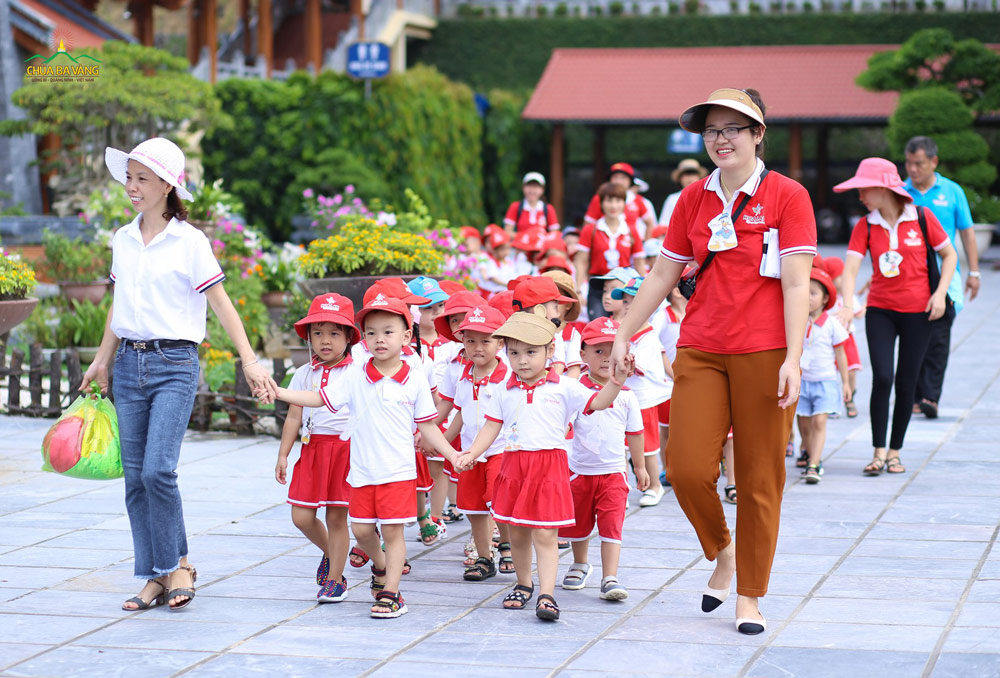 Các em nhỏ trường mầm non Hoa Lan - Uông Bí được các cô giáo cho lên chùa Ba Vàng thăm quan
