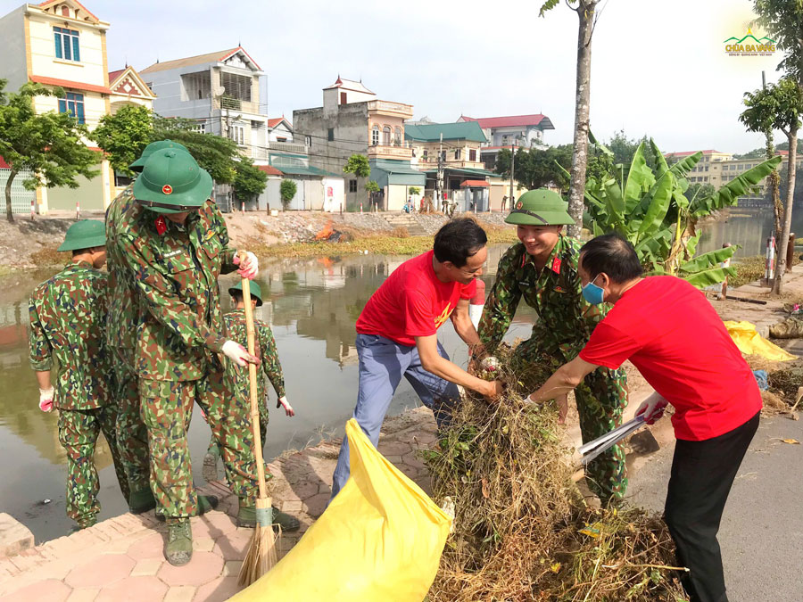 Các Phật tử phối hợp cùng lực lượng bộ đội Quân khu Thủ đô dọn sạch rác thải quanh bờ sông Pheo