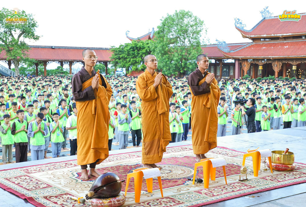 Thời khóa lễ Phật và ngồi thiền được các Quý Thầy hướng dẫn