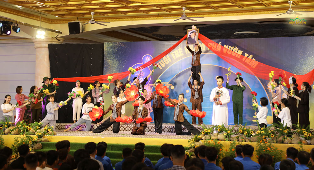 Các bạn thành viên trong CLB Tuổi trẻ Ba Vàng biểu diễn hoạt kịch “Mùa thu độc lập và lời kêu gọi toàn dân kháng chiến” trong lần sinh hoạt thứ 27