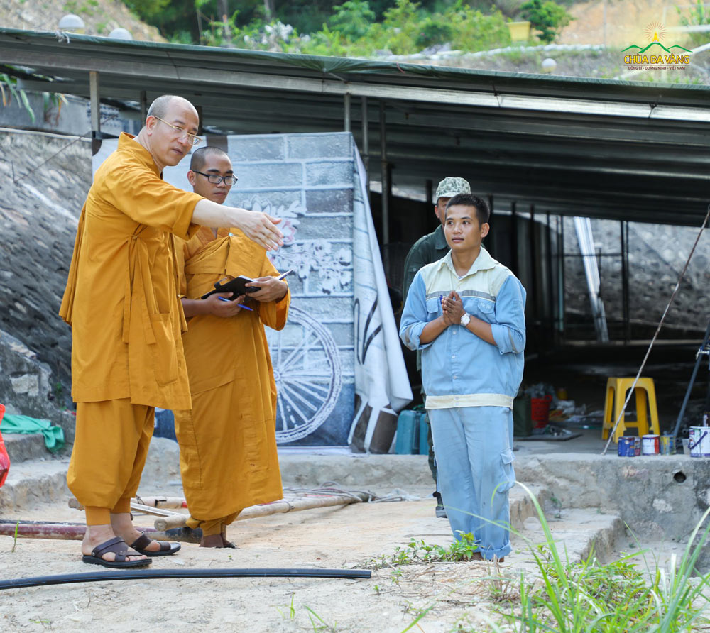 Chư Tăng và các Phật tử lắng nghe những lời chỉ dạy từ Sư Phụ