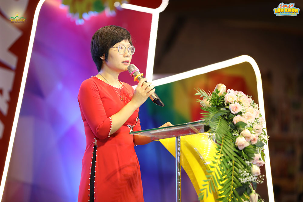 Cô Vũ Thị Kim Oanh - đại diện phụ huynh của các bạn khóa sinh phát biểu cảm nghĩ của mình trong buổi lễ khai mạc Khóa tu mùa hè lần I