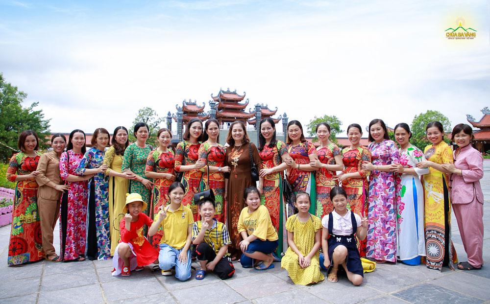 Đoàn cán bộ giáo viên trường mầm non Ngọc Lặc - Thanh Hóa thăm chùa Ba Vàng