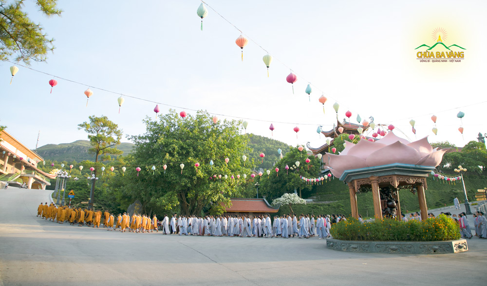 Đoàn kinh hành di chuyển qua khu vực Ngã Bảy của chùa