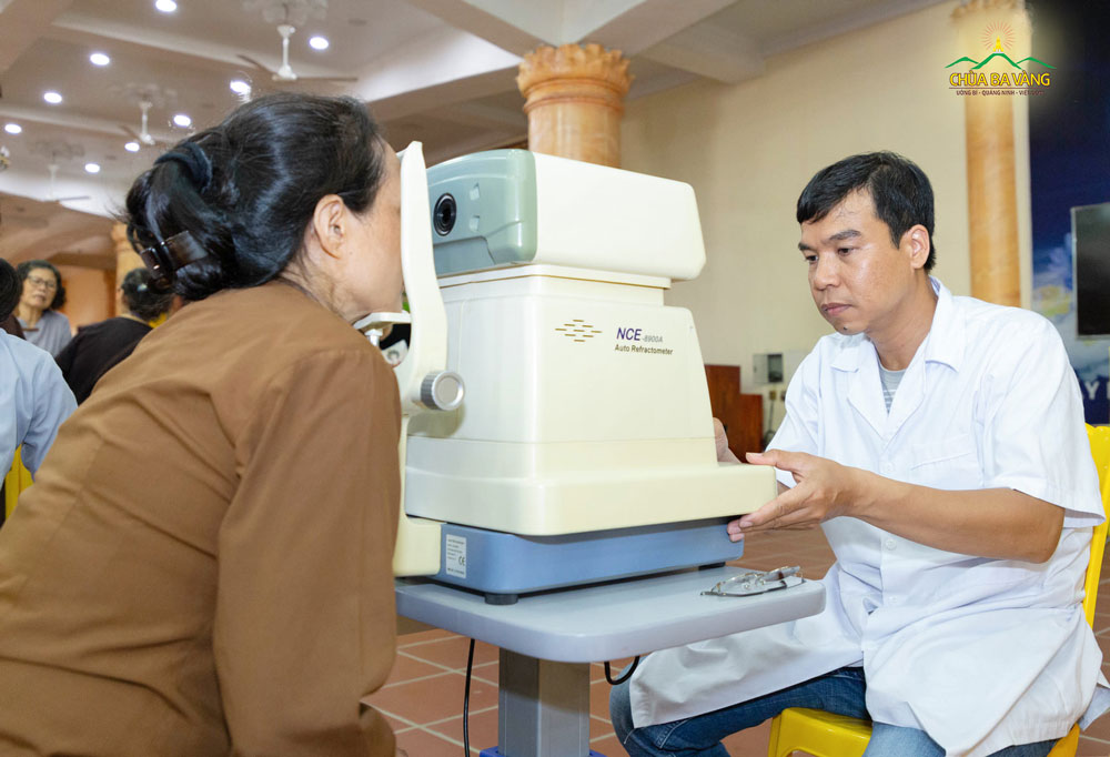 Đội ngũ y, bác sĩ của công ty kính mắt Tâm An Mỹ khám mắt cho các Phật tử