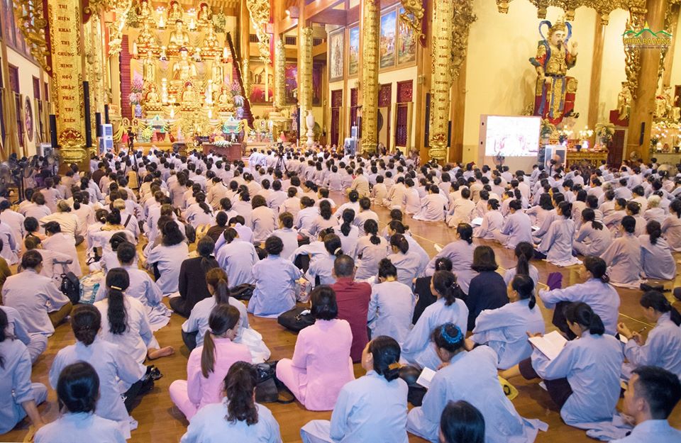 Hàng ngàn Phật tử từ khắp các tỉnh thành đã vân tập về ngôi Đại Hùng Bảo Điện để nghe Sư Phụ giảng Pháp