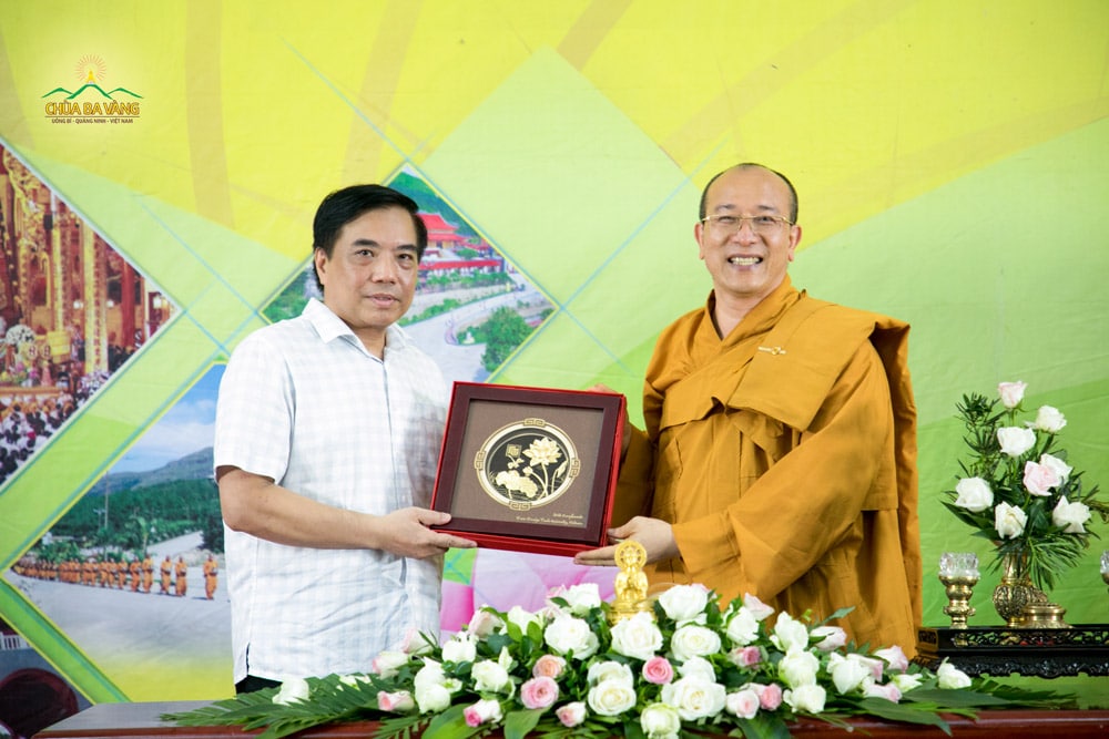 Hiệu trưởng trường Đại học Ngoại thương - PGS.TS Bùi Anh Tuấn tặng bức tranh kỷ niệm nhân buổi gặp gỡ Sư Phụ Trụ trì chùa Ba Vàng