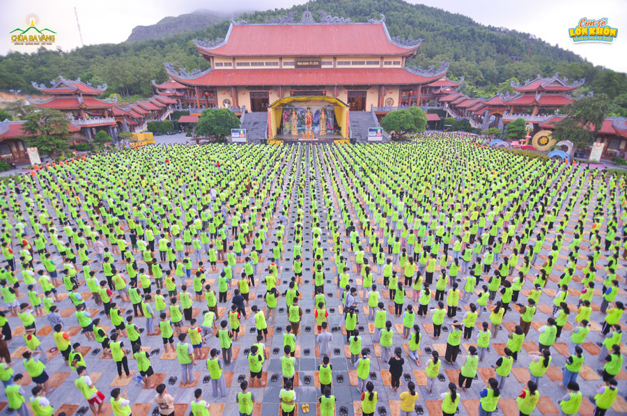 hơn 3000 em khóa sinh đã được tham gia thời khóa lễ Phật và ngồi thiền tại sân Chính điện