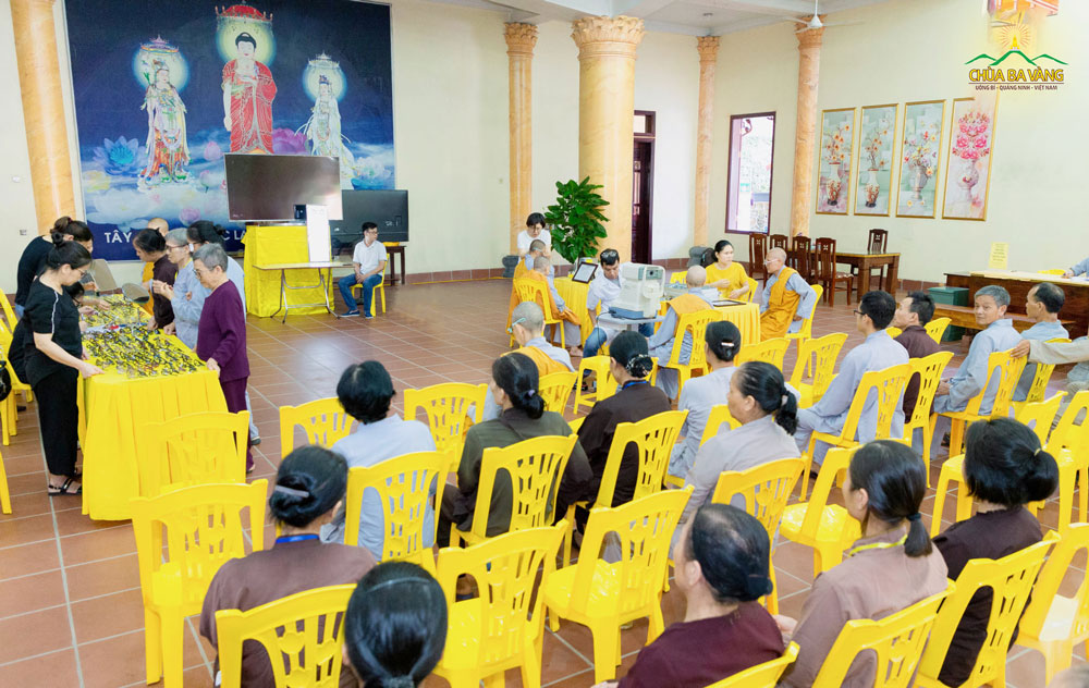 Chương trình khám mắt được diễn ra tại Chính điện tầng 1 với sự tham gia của chư Tăng Ni, cư sĩ tại chùa Ba Vàng
