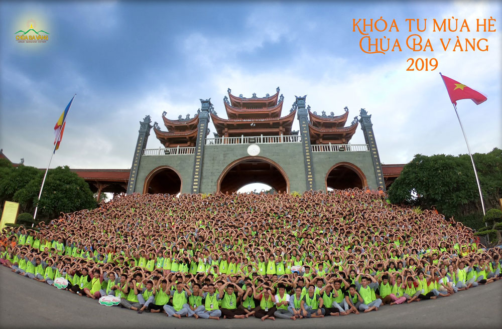 Khóa tu mùa hè chùa Ba Vàng thu hút hàng ngàn học sinh, sinh viên tham dự
