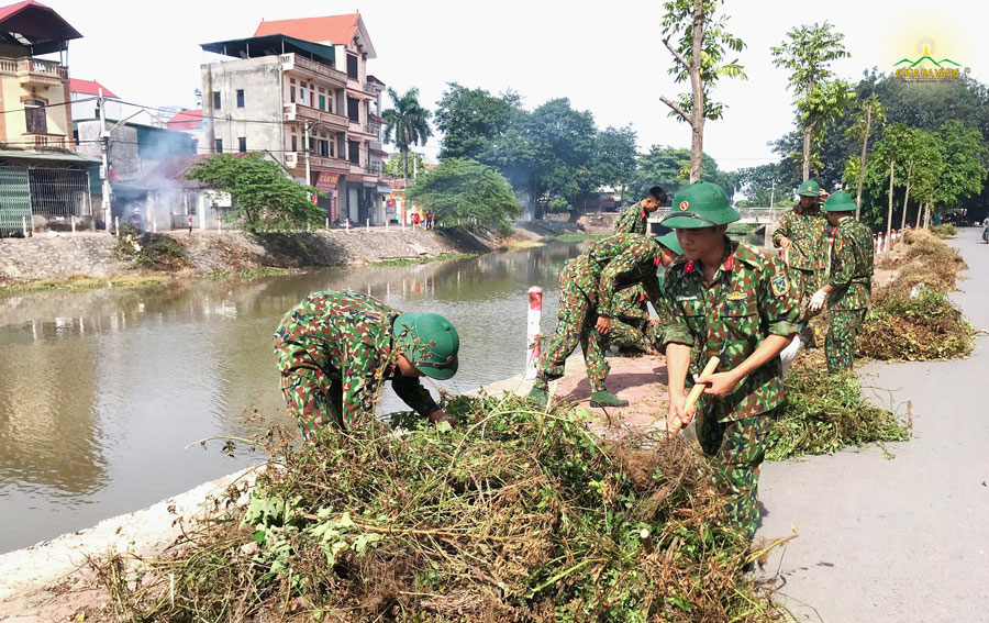 Lực lượng bộ đội Quân khu Thủ đô tham gia công tác làm sạch vệ sinh môi trường