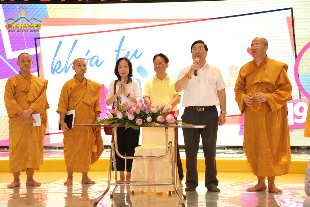 Nguyên Đại sứ Nguyễn Thanh Sơn phát biểu tại Khóa tu mùa hè chùa Ba Vàng năm 2019