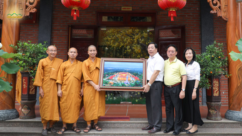 Nguyên Đại sứ Nguyễn Thanh Sơn chụp ảnh lưu niệm tại Khóa tu mùa hè chùa Ba Vàng 2019