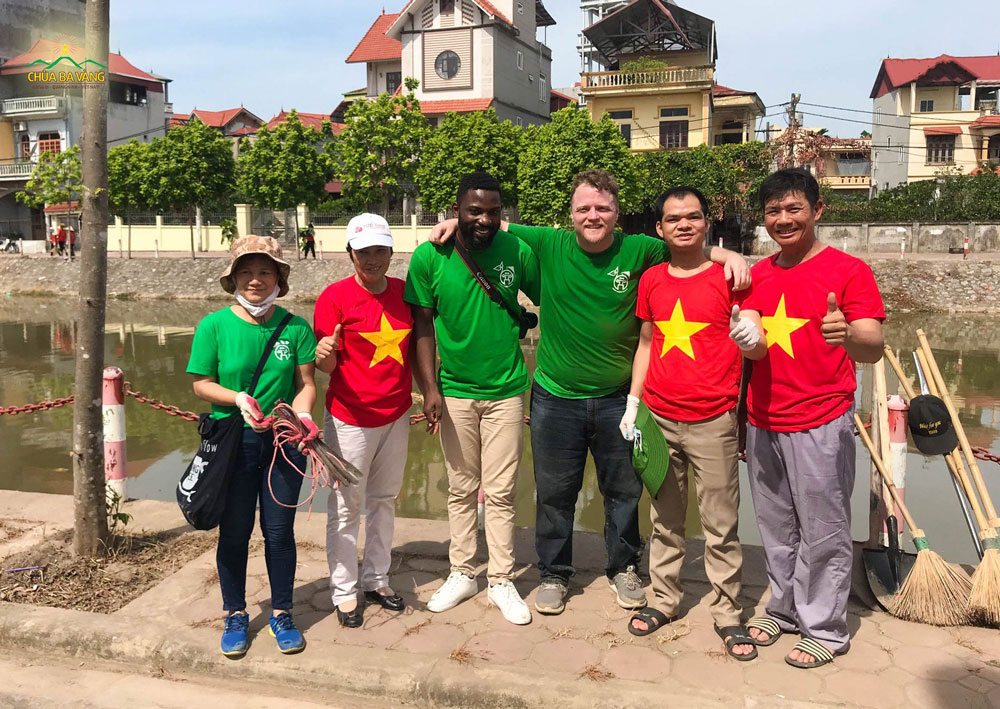 Ông James Joseph Kendall (áo xanh đầu tiên từ phải sang) - Người sáng lập Keep Hanoi Clean cùng tham gia chương trình bảo vệ môi trường