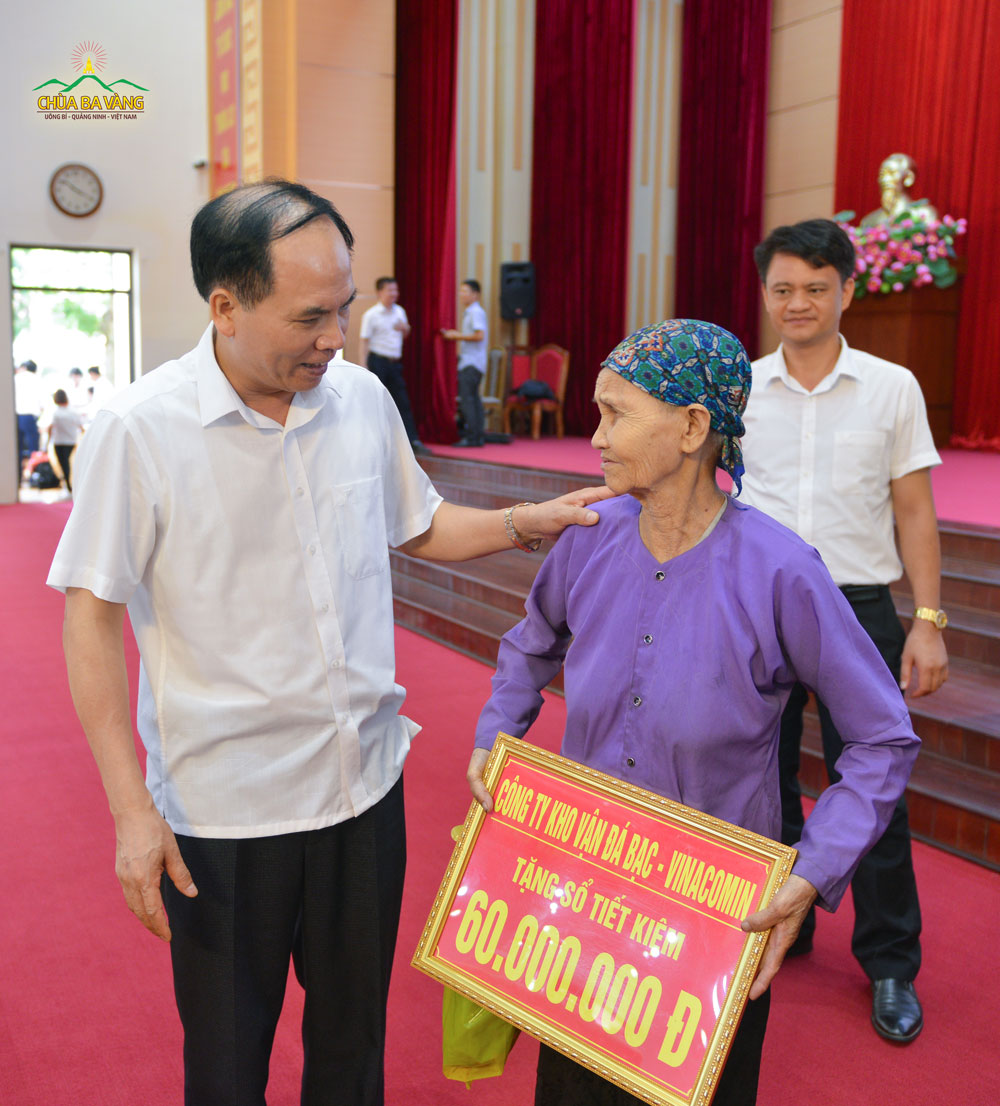 Ông Trần Văn Lâm thăm hỏi, động viên gia đình có hoàn cảnh khó khăn