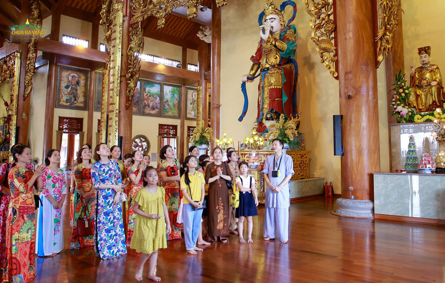 Phật tử trong Ban Tri khách của chùa hướng dẫn tham quan Chính điện tầng 2