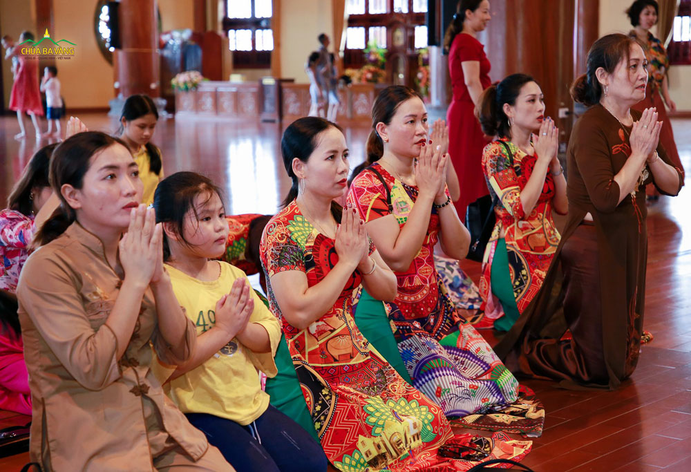 Phái đoàn dâng hương, lễ Phật tại Chính điện chùa Ba Vàng