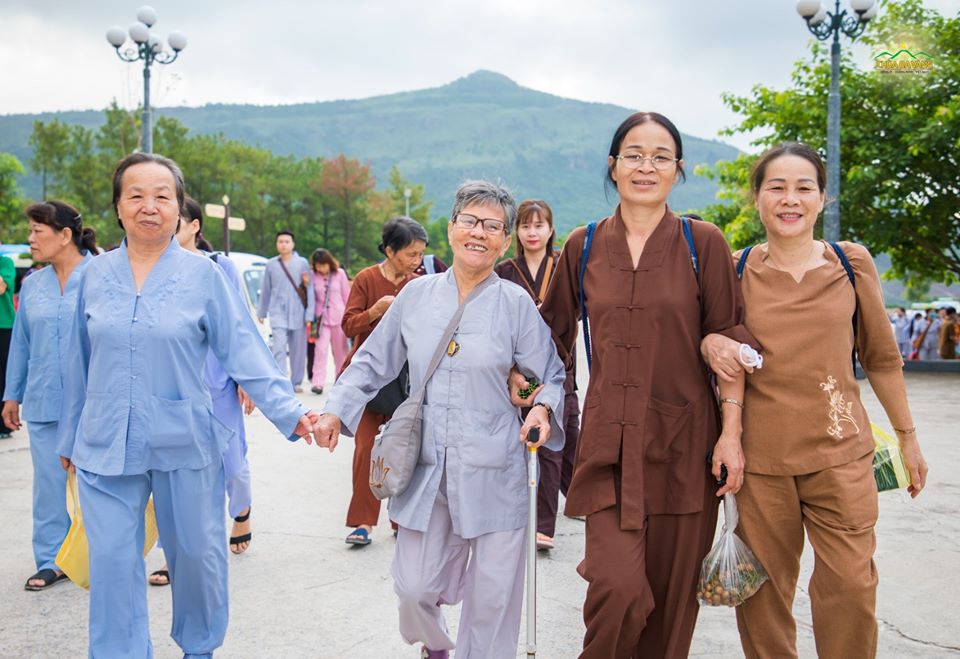 Phật tử cùng mẹ của mình hân hoan về chùa tu học hàng tháng (ảnh minh họa)