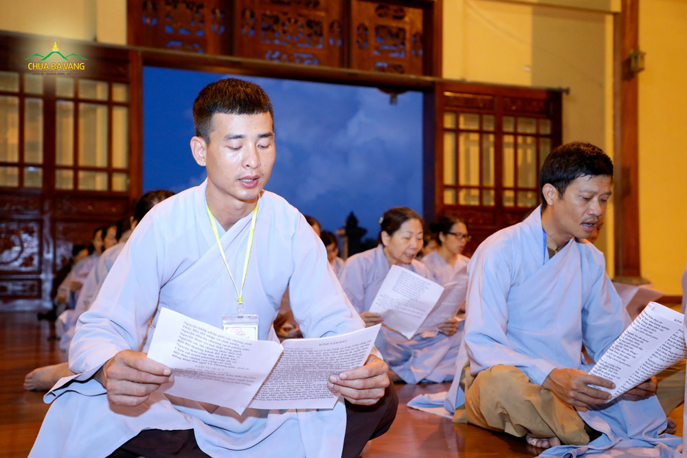 Các Phật tử tụng đọc kinh Tam Bảo hồi hướng nguyện cầu hóa giải dịch COVID-19