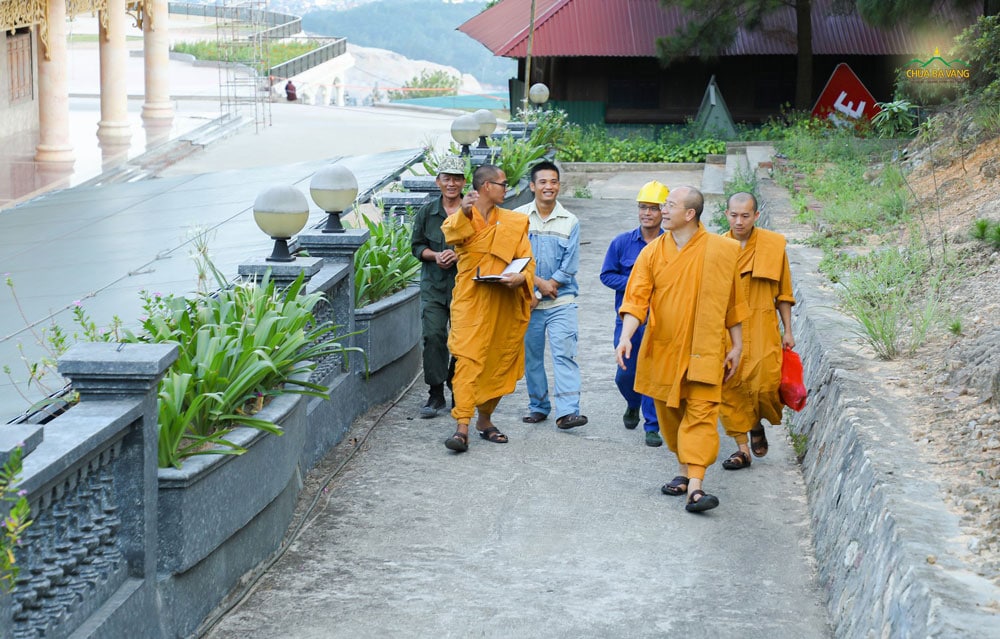 Các Phật tử rất vui khi được Sư Phụ cùng chư Tăng dành thời gian đi kiểm tra và ban những lời chỉ dạy quý giá