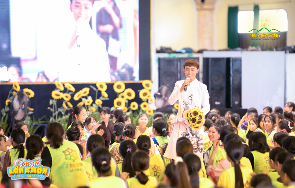 Quán quân Thần tượng âm nhạc nhí 2016 - Hồ Văn Cường hát và giao lưu với các bạn trẻ