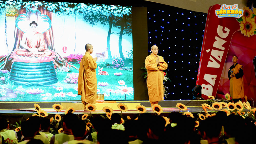Sư Phụ Thích Trúc Thái Minh hướng dẫn các bạn khóa sinh về cách lễ Phật