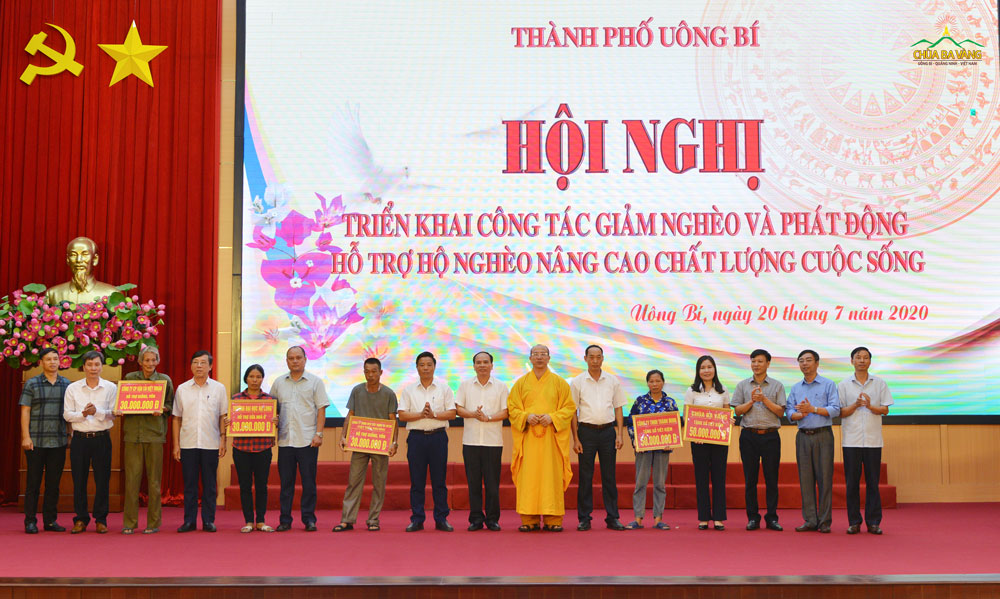 Sư Phụ Thích Trúc Thái Minh chụp ảnh lưu niệm cùng với các cấp chính quyền và đại diện hộ người nghèo trên địa bàn