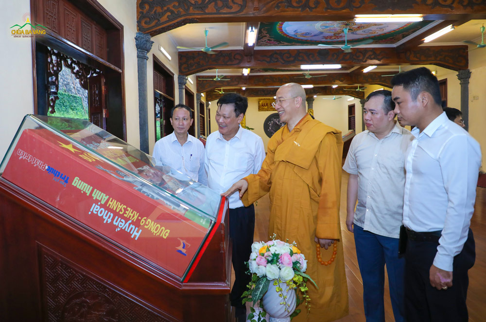 su-phu-thich-truc-thai-minh-gioi-thieu-cho-phai-doan-ve-cong-trinh-12-pho-dai-sach.jpg Sư Phụ Thích Trúc Thái Minh giới thiệu cho phái đoàn về công trình 12 Pho đại sách lưu danh anh hùng liệt sĩ