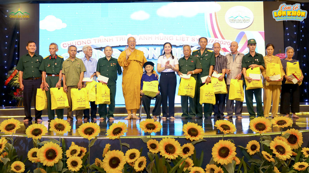 Sư Phụ Thích Trúc Thái Minh tặng quà cho các bà mẹ Việt Nam anh hùng và các cựu chiến binh có mặt trong buổi lễ