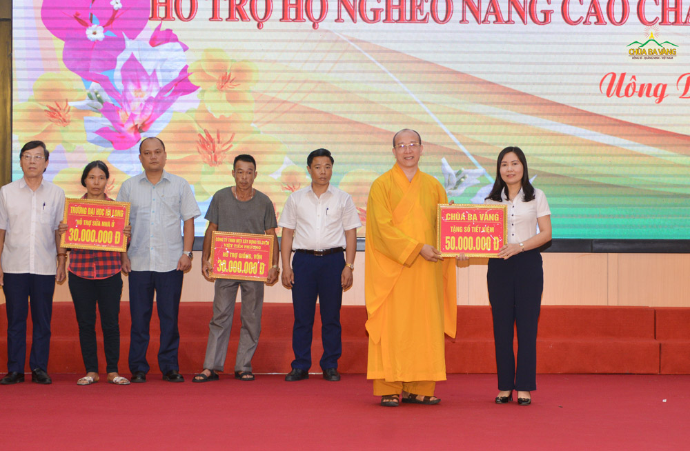 Sư Phụ Thích Trúc Thái Minh trao tặng 50 triệu đồng vào quỹ hỗ trợ người nghèo nâng cao chất lượng cuộc sống