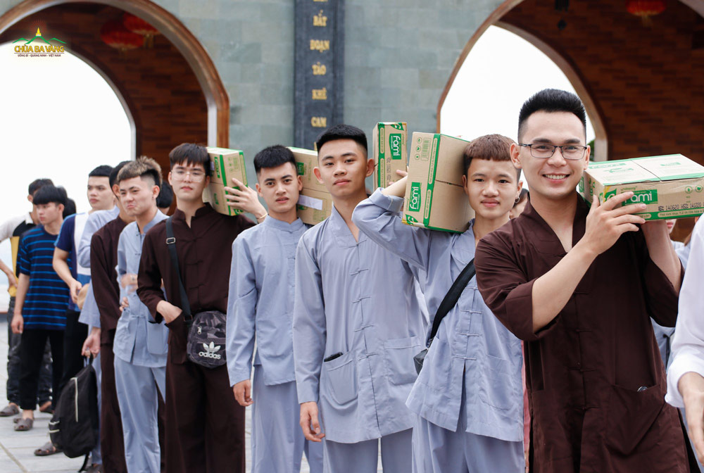 Thành viên trong CLB Tuổi trẻ Ba Vàng cúng dường Tam Bảo khi về chùa