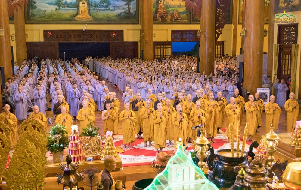 Thời khóa sám hối tại chùa Ba Vàng được diễn ra trong bầu không khí trang nghiêm 