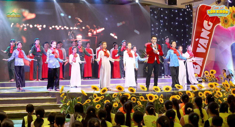 Tiết mục múa hợp xướng “Linh thiêng Việt Nam” với sự thể hiện của ca sĩ Trường Linh trong đêm kỷ niệm ngày thương binh liệt sĩ