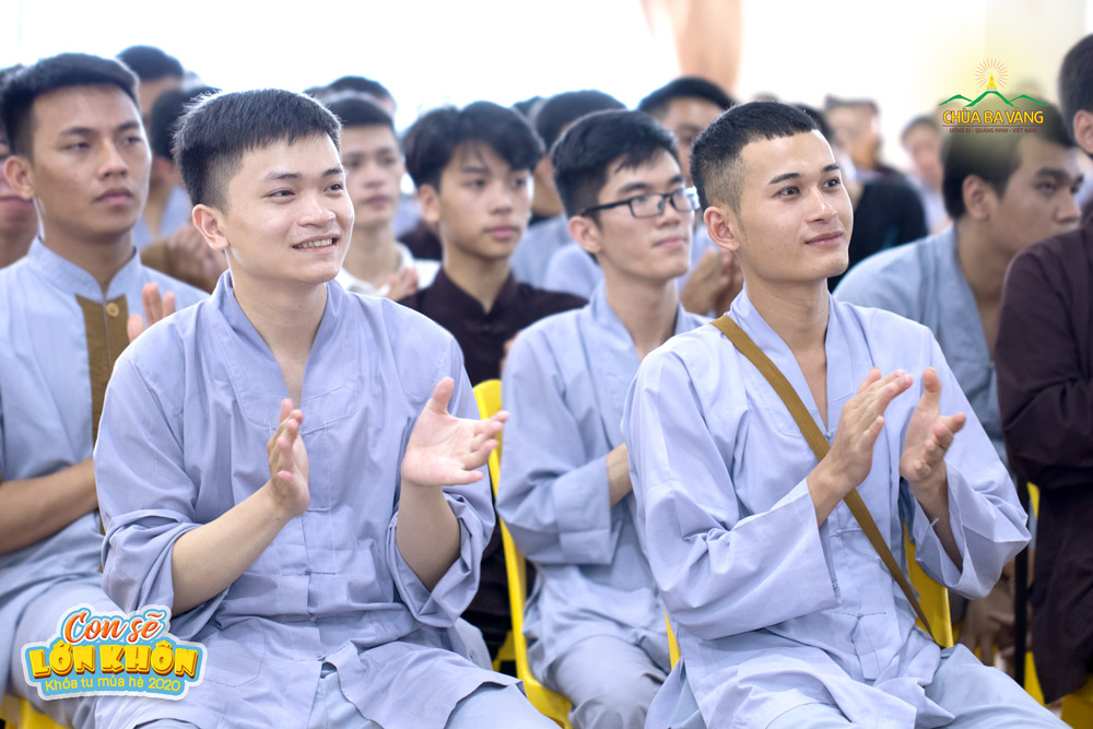 Tình nguyện viên Lê Thanh Hà (hàng đầu tiên bên trái) cùng các bạn tham gia buổi tập huấn