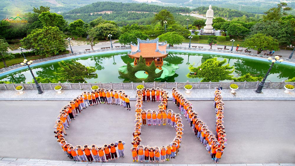 Những màu áo cam tình nguyện đã sẵn sàng chào đón các khóa sinh Khóa tu mùa hè chùa Ba Vàng lần 1 - 2020