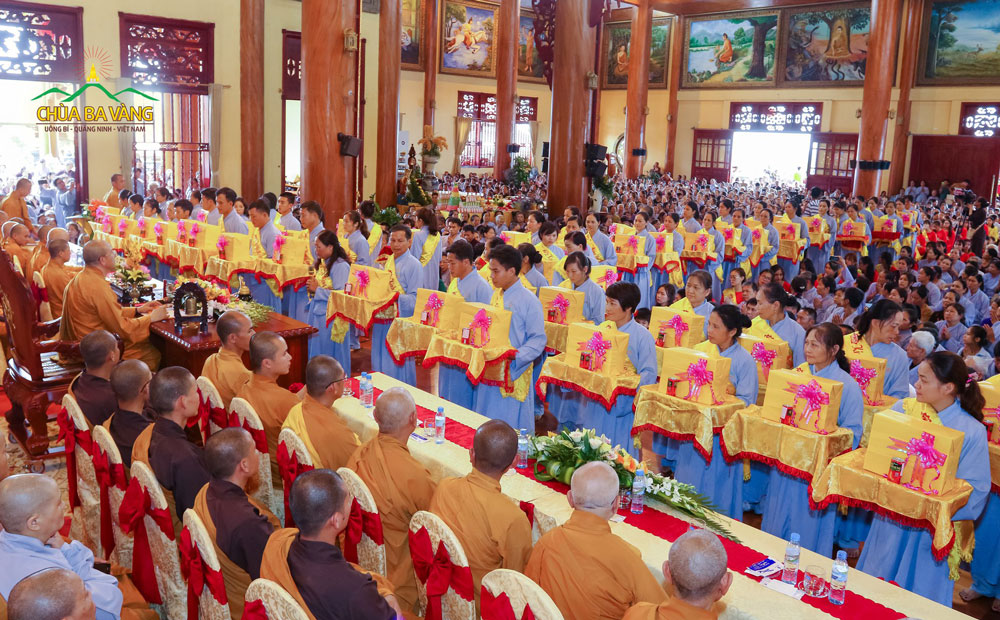 Các Phật tử thành tâm sắm sửa vật phẩm dâng lên cúng dường Tam Bảo trong Đại lễ Vu Lan chùa Ba Vàng 2018