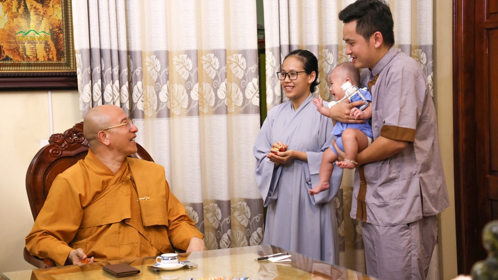 Vợ chồng anh Việt - chị Hạnh rất hạnh phúc khi được đảnh lễ và dâng lời tri ân lên Sư Phụ tại phòng khách chùa Ba Vàng