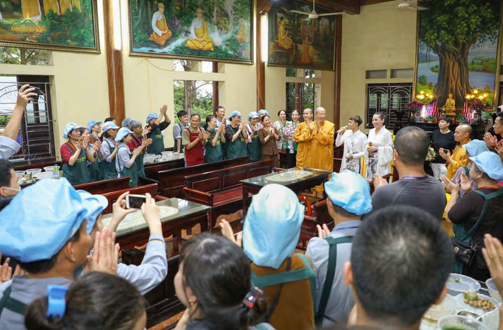 Ca sĩ Phi Nhung cùng con trai nuôi Hồ Văn Cường giao lưu cùng các Phật tử đang làm công quả tại chùa Ba Vàng