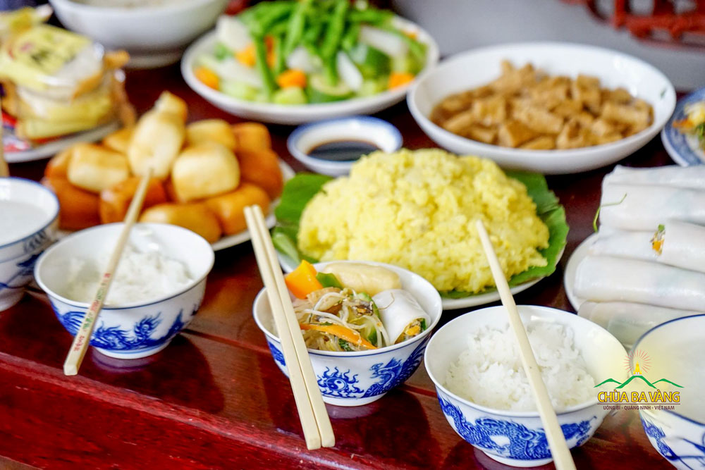 Chiếc đũa đơn đặt ở bát cơm hai bên trong mâm cúng cô hồn là thể hiện sự tiếc thương, nhớ nhung của người còn sống đối với người đã khuất (ảnh minh họa)