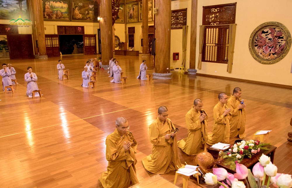 Chư Tăng và các Phật tử đang sinh hoạt và tu tập tại chùa Ba Vàng trong thời khóa công phu tụng kinh Quán Âm Quảng Trần