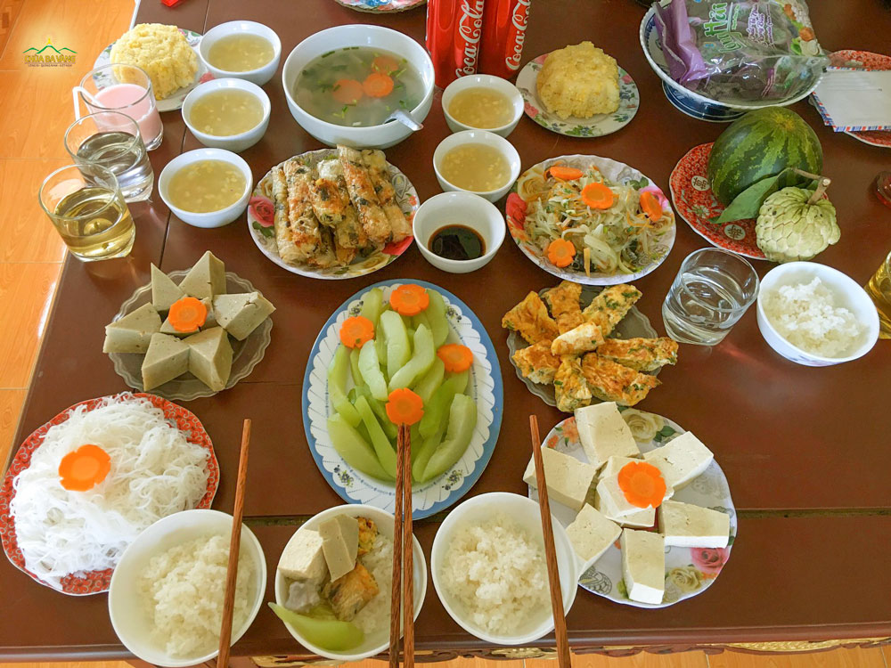 Sau khi cúng cô hồn xong, chúng ta có thể thọ thực bình thường, hoặc đem bố thí cho mọi người (ảnh minh họa)